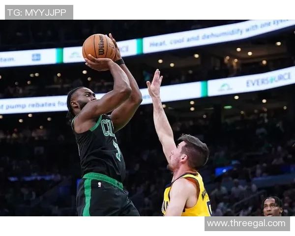 勇士与猛龙激战正酣NBA赛场精彩瞬间回顾与分析